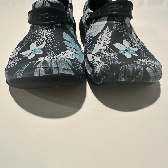 Crocs  Floral Clogs - Black and Blue size M-10 , W-12 - Picture 5 of 10